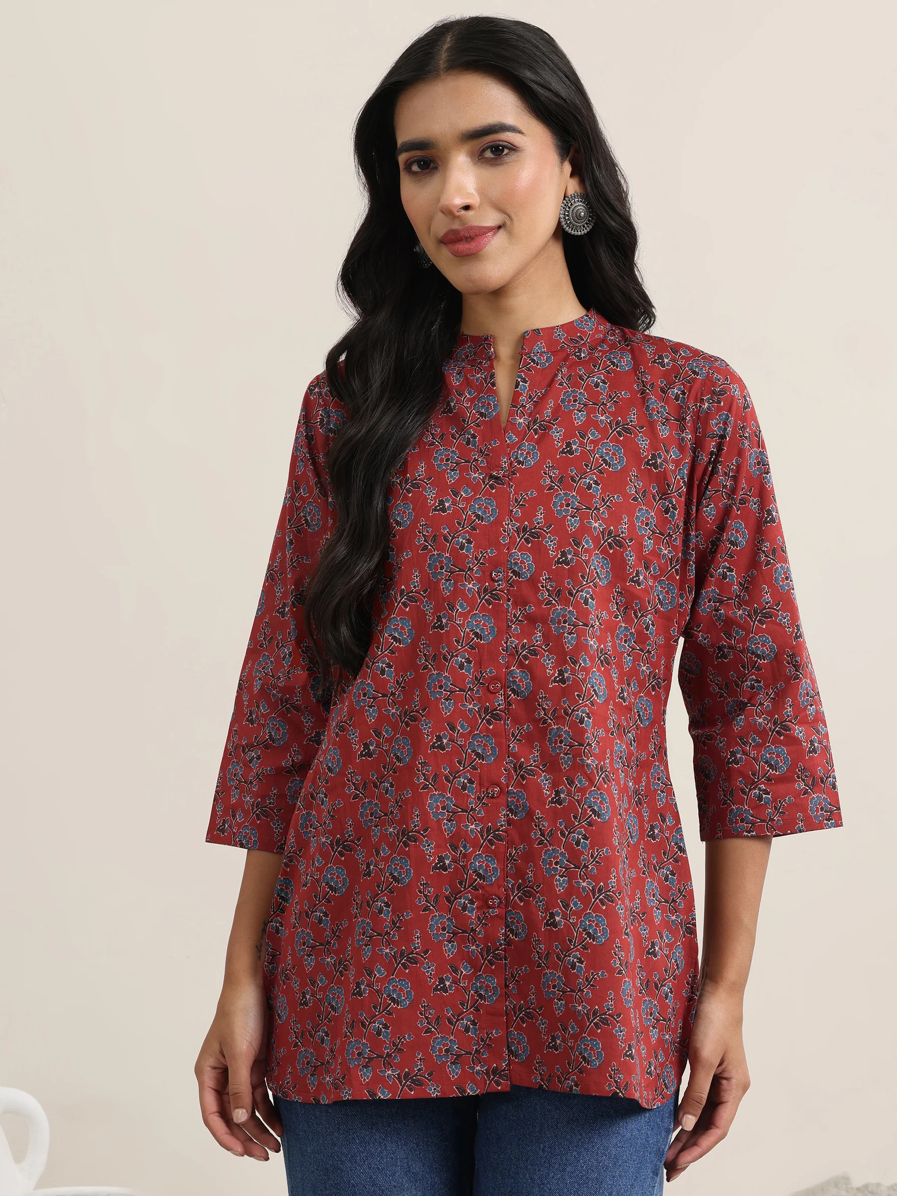 29405O_1_MAIN_9e31936c-bd85-42dd-b35d-d551c7d99ce4-1.webp Maroon Printed Cotton Straight Short Kurti - Image 1